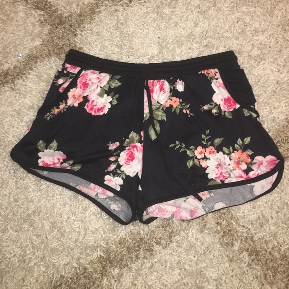 Woman shorts - Picture 1 of 3